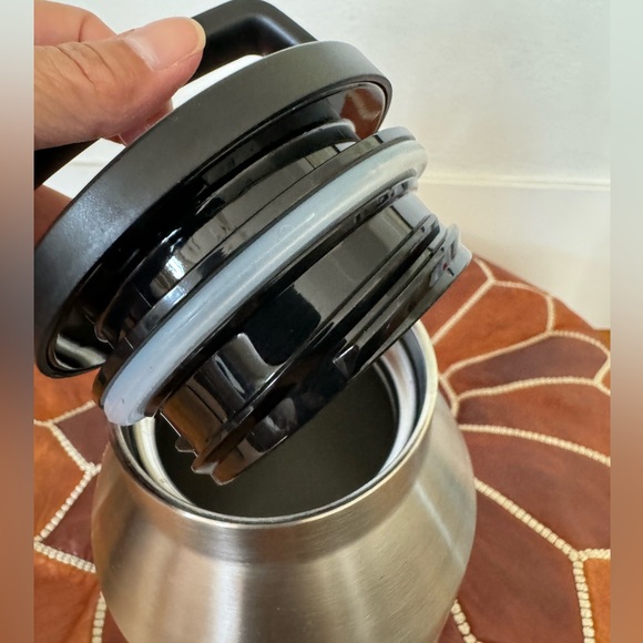 Otterbox Elevation Stainless Steel Growler 64 oz - Picture 3 of 5